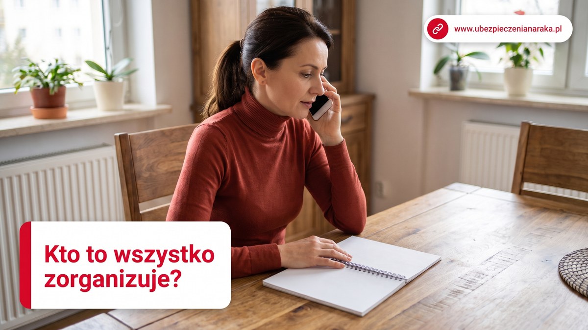 Kobieta rozmawia przez telefon przy stole, obok otwarty notatnik
