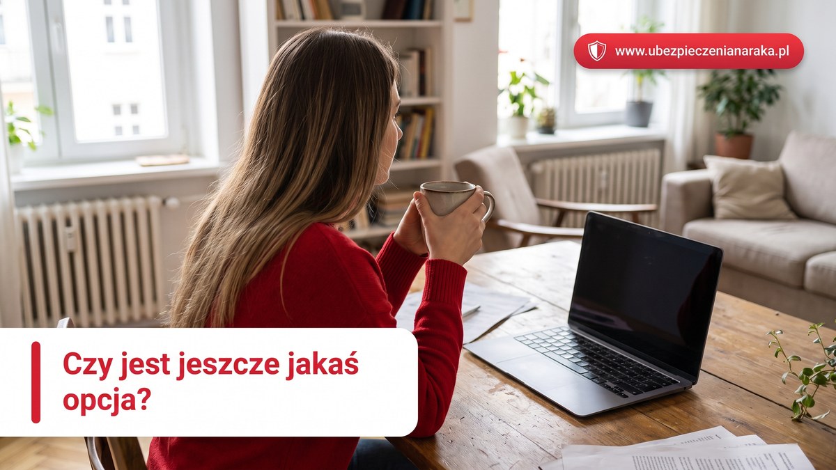 Mloda kobieta z laptopem szuka informacji przy stole