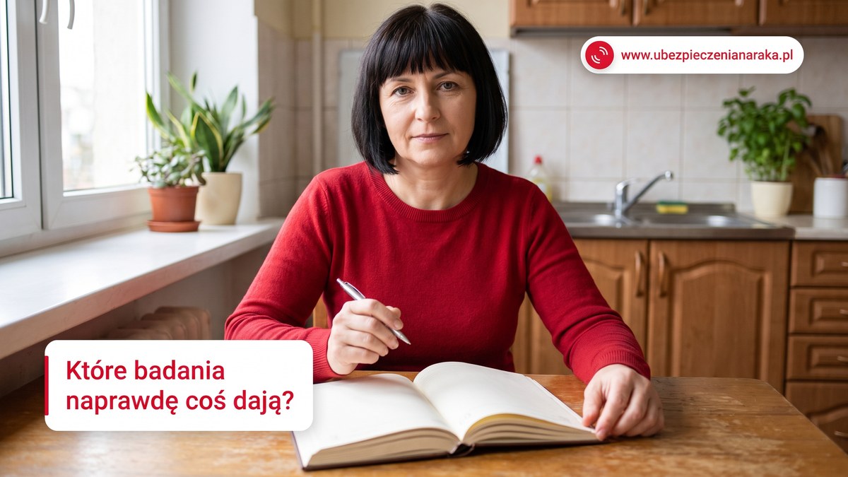 Kobieta zapisuje termin badania w papierowym terminarzu