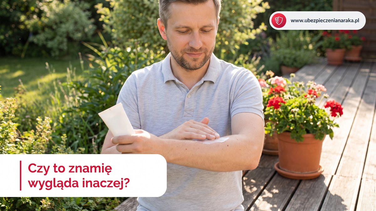 Mezczyzna naklada krem z filtrem na przedramie na tarasie