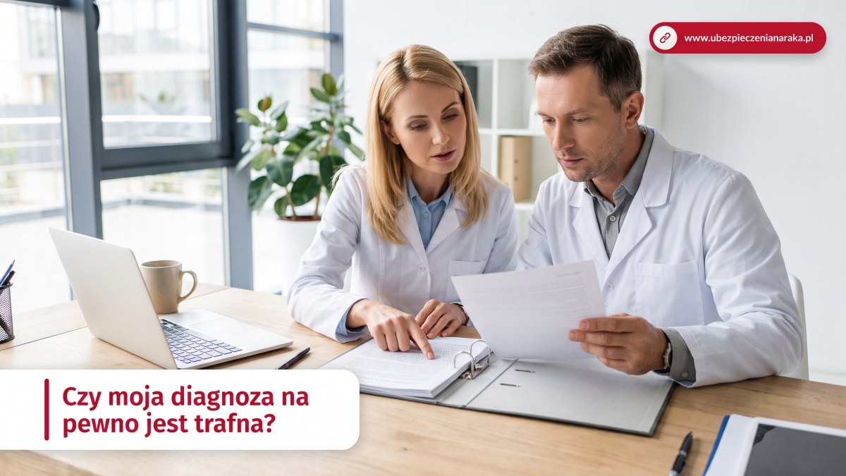Dwoje lekarzy analizuje dokumentację medyczną pacjenta podczas konsultacji