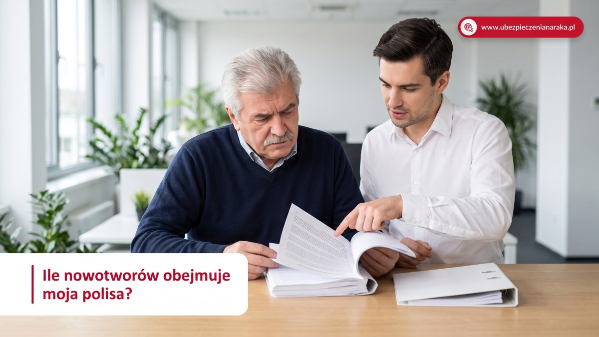 Klient czyta z doradcą zapisy OWU dotyczące zakresu ochrony