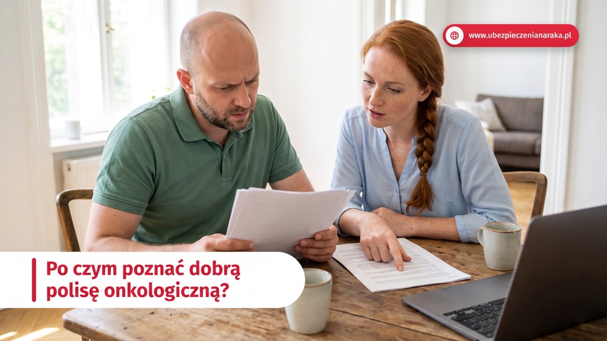 Małżeństwo porównuje w domu warunki dwóch ofert ubezpieczenia