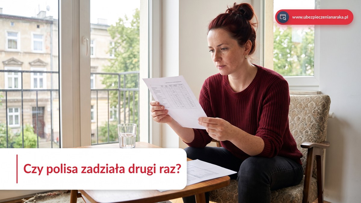 Kobieta czyta dokument w fotelu przy oknie