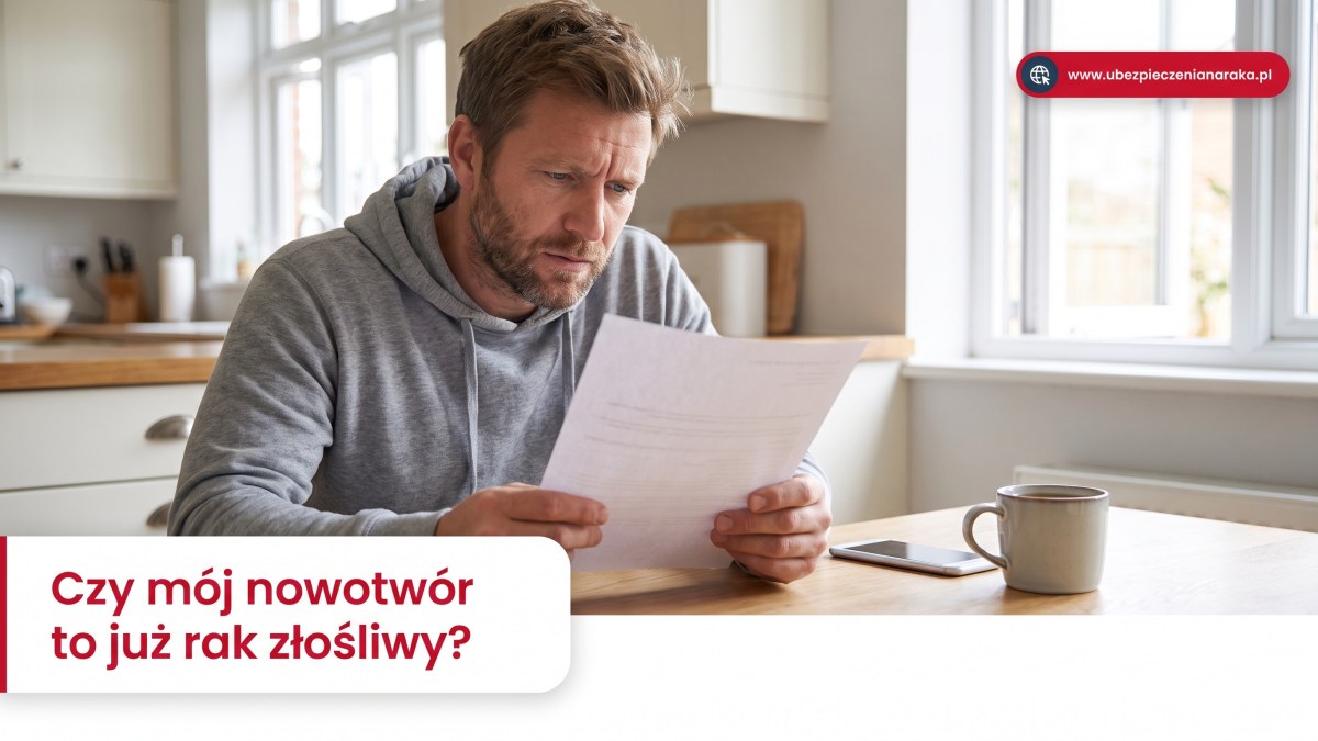 Mężczyzna czyta w kuchni wynik badania histopatologicznego