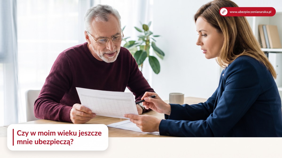 Mężczyzna po sześćdziesiątce omawia z doradczynią warunki umowy